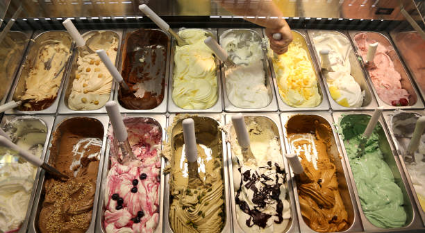 plateaux de glace dans la boutique de glaces italiennes - ice cream parlor photos et images de collection