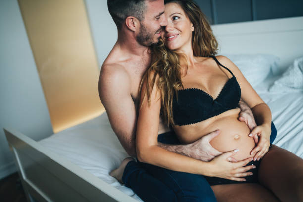 heureuse femme enceinte avec le mari dans la chambre - sexe photos et images de collection