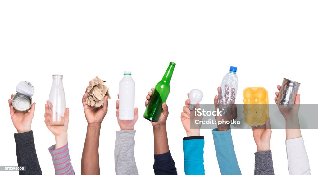 Basura que puede ser reciclado en las manos - Foto de stock de Reciclaje libre de derechos