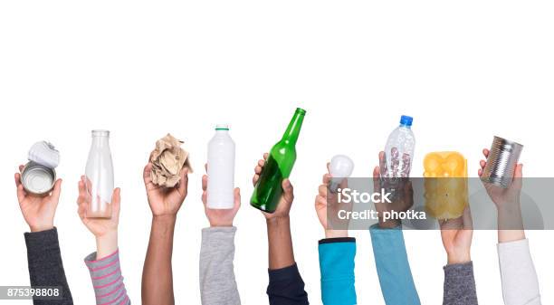 Basura Que Puede Ser Reciclado En Las Manos Foto de stock y más banco de imágenes de Reciclaje - Reciclaje, Mano, Botella