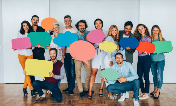 empresarios con burbujas de discurso - people speech bubble community togetherness fotografías e imágenes de stock