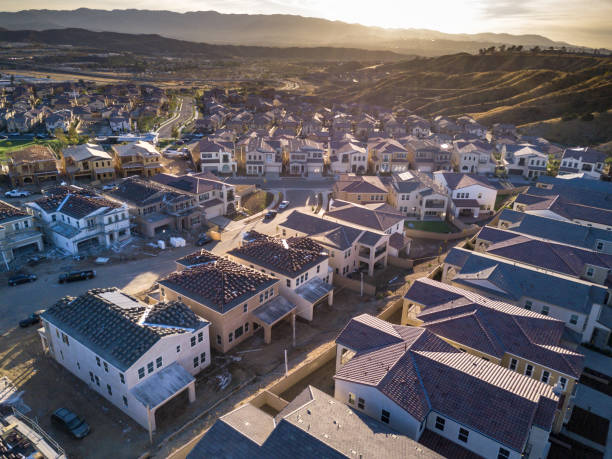 aerial view of growing american suburb - tract houses imagens e fotografias de stock