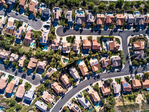 Toma aérea de desarrollo suburbano photo
