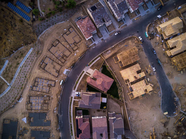 sitio de construcción suburbana de arriba - housing development development residential district aerial view fotografías e imágenes de stock