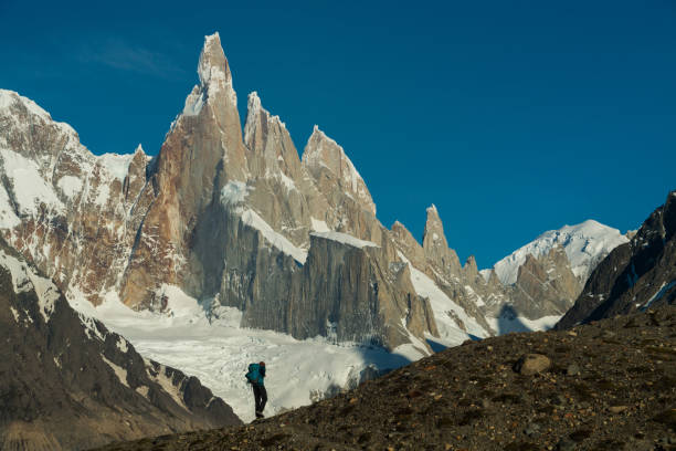 wandern im argentinischen patagonien - cerro torre stock-fotos und bilder