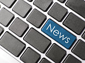 nachrichten-taste-auf-der-laptop-tastatu