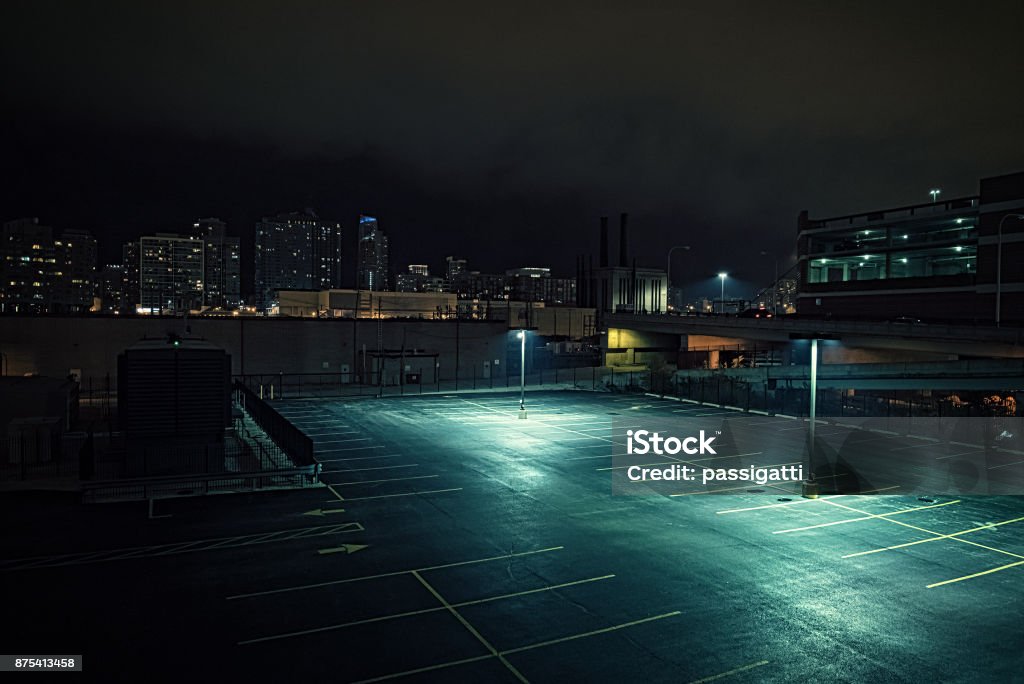 Verlassenen urbanen Großstadt Parkplatz und eine Garage in der Nacht in Chicago. - Lizenzfrei Parkfläche Stock-Foto