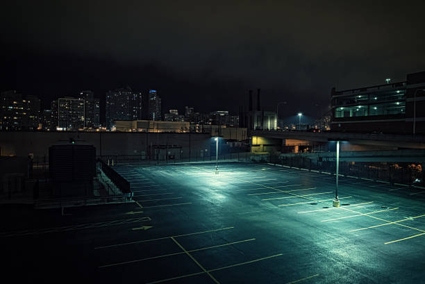 큰 버려진된 도시 도시 주차장 그리고 차고 밤 시카고에서. - sparse city urban scene lighting equipment 뉴스 사진 이미지