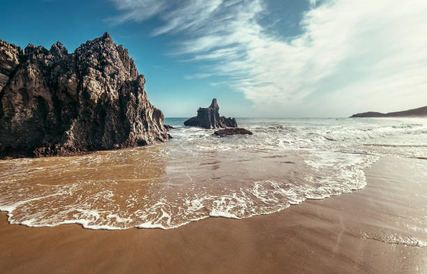 playa rocosa de arena en el océano de la playa "punta de la dehesa" cerca de villahormes, españa. - playa del silencio asturias fotografías e imágenes de stock