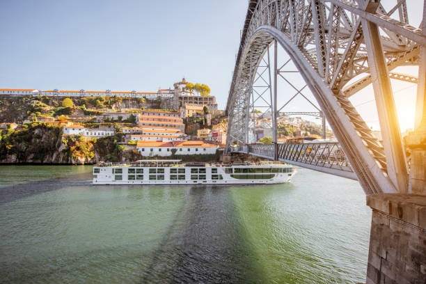 stadt von porto in portugal - fluss douro stock-fotos und bilder