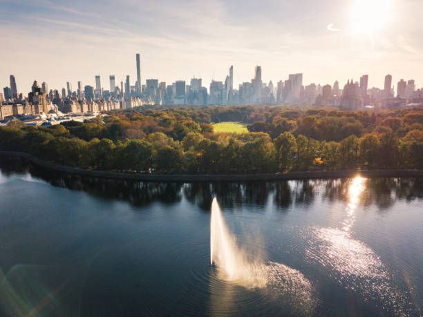 panorama di new york da central park, vista aerea - autumn park central park lake foto e immagini stock