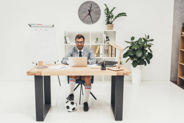 empresario en los zapatos de fútbol con pelota - suit soccer men sport fotografías e im�ágenes de stock