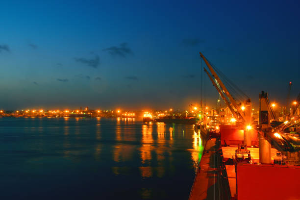 farben des sonnenuntergangs im hafen von mombasa, kenia - gmail stock-fotos und bilder