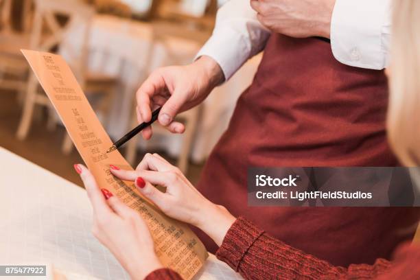 Foto de Garçom De Perguntar Ao Cliente Sobre Menu e mais fotos de stock de Cardápio - Cardápio, Restaurante, Garçom