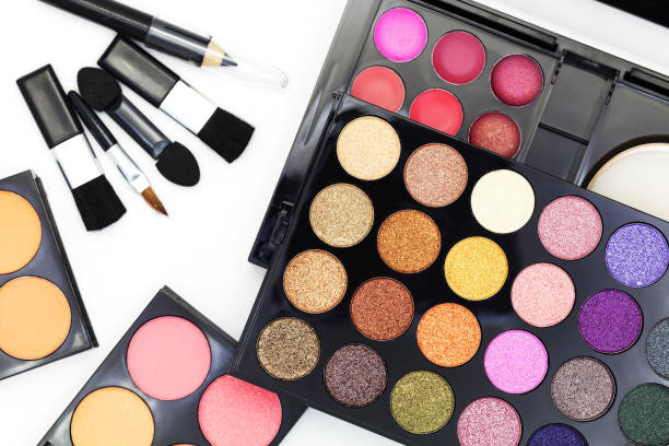 istock Set of eyeshadow and blush isolated on white background. 875499568