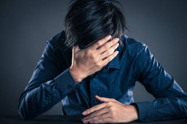 sötét érzelmekkel rendelkező férfiak - megbánás témájú stock jellegű vizuális alkotások, jogdíjmentes fotók és képek