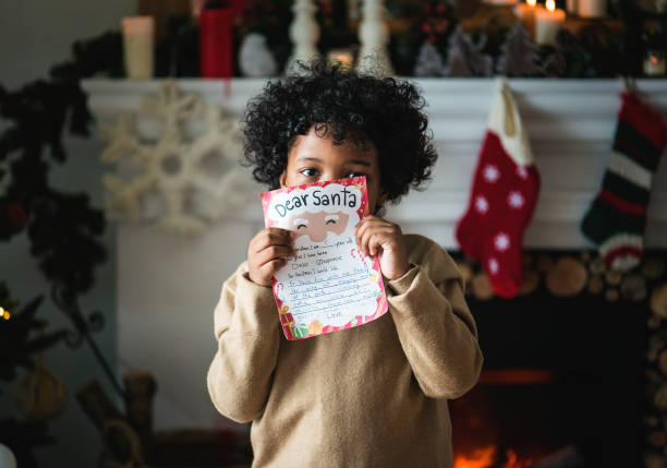 малыш с рождественским списком пожеланий - wish list стоковые фото и изображения