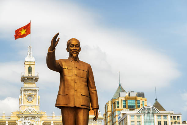 statue en bronze du président ho chi minh, vietnam - vietnam travel destinations ho chi minh city ho chi minh photos et images de collection