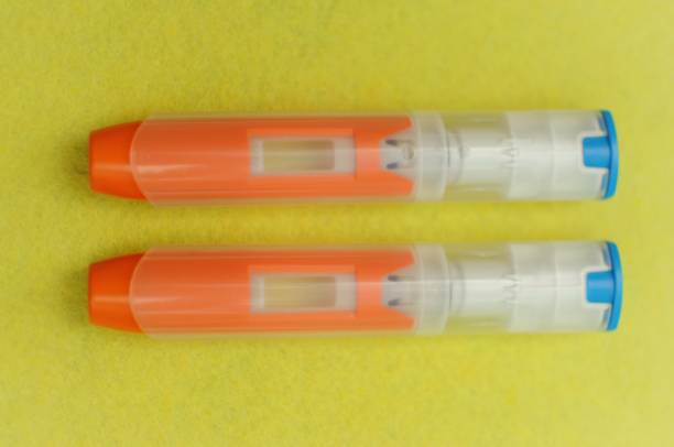 anaphylaxie-auto-injektor - allergy food peanut epipen stock-fotos und bilder