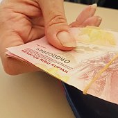 frau-holding-indonesischen-geld.jpg?b=1&s=170x170&k=20&c=Vqpq_ICNH3dsuUS6PxeX0_-RuBA3BO1nYEv1MHTCe-k=