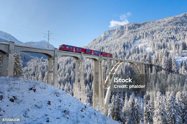 Roten Rhätische Bahn Trainieren Auf Viadukt Langwies Winter Schnee Sonnenschein Blauer Himmel Stockfoto und mehr Bilder von Alpen
