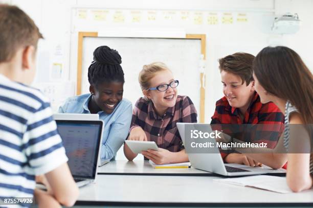 Gruppo Di Studenti Adolescenti Che Collaborano Al Progetto In Classe It - Fotografie stock e altre immagini di Aula