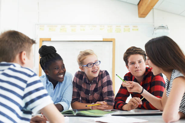 grupa nastoletnich studentów współpracujących przy projekcie w klasie - child group of people multi ethnic group classroom zdjęcia i obrazy z banku zdjęć