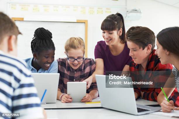 Teenager Schüler Mit Lehrer In Itklasse Stockfoto und mehr Bilder von Klassenzimmer - Klassenzimmer, Junior High, Lehrkraft