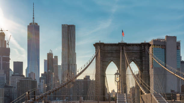 new york city skyline at sunset - brooklyn bridge bridge brooklyn stone imagens e fotografias de stock