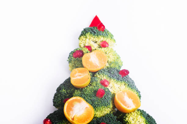 istock Christmas tree made of vegetables 875583342