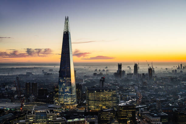 the shard rascacielos en londres - the shard london england architecture travel destinations fotografías e imágenes de stock