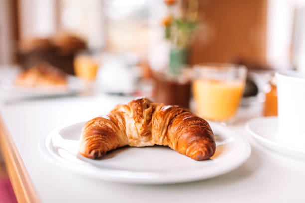 colazione - croissant in tavola - cafe breakfast coffee croissant foto e immagini stock