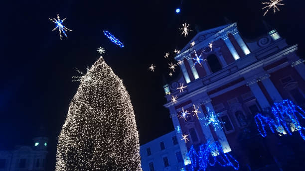 weihnachtsbaum vor der franziskanerkirche in der weihnachtszeit, ljubljana, slowenien - ljubljana december winter christmas stock-fotos und bilder