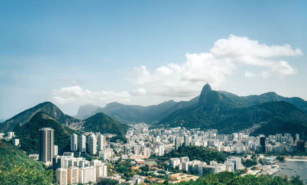 panoramablick auf rio de janeiro, brasilien - christ the redeemer rio de janeiro city urban scene stock-fotos und bilder