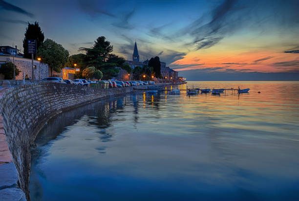 沿岸のロヴィニ町、日没のイストリア半島、クロアチア。Rovin 美容 antiq 市 ストックフォト