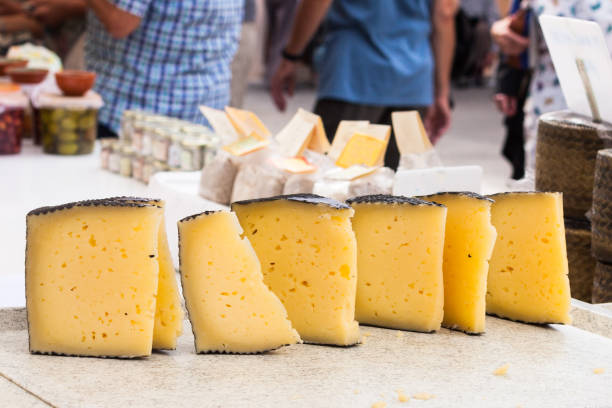 formaggio manchego in vendita nella stalla del mercato di sineu, maiorca, spagna - la mancha foto e immagini stock