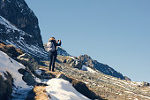eine-frau-fotograf-mit-kamera-und-rucksack-in-einem-winterjacke-mit-fell-steht-auf-den.jpg?b=1&s=170x170&k=20&c=t6FuuORcmcE8KpmDUos7vVXyyT48uXYO5rtIEQwaaKA=