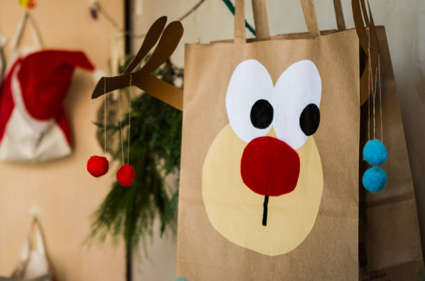 recycled bag christmas craft - reindeer christmas decoration gold photography imagens e fotografias de stock