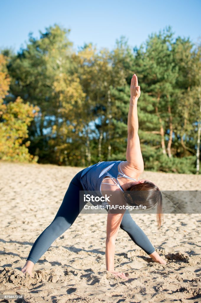 Frau praktizieren Yoga im sand - Lizenzfrei Aktiver Lebensstil Stock-Foto