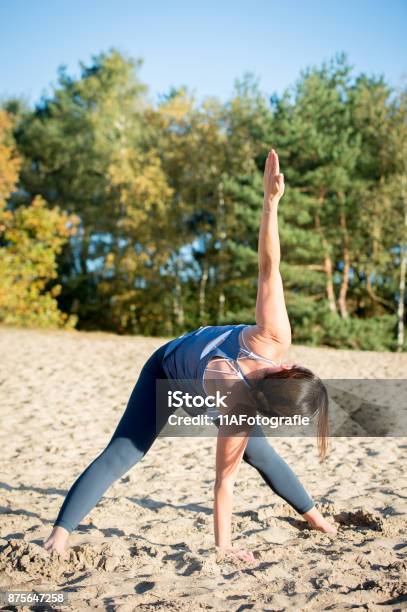 Frau Praktizieren Yoga Im Sand Stockfoto und mehr Bilder von Aktiver Lebensstil - Aktiver Lebensstil, Aktivitäten und Sport, Eine Frau allein