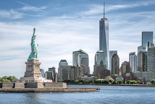 La estatua de la libertad con el fondo de One World Trade Center, ciudad de monumentos históricos de Nueva York photo