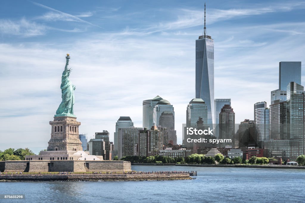 A estátua da liberdade com fundo One World Trade Center, pontos turísticos da cidade de Nova York - Foto de stock de New York City royalty-free