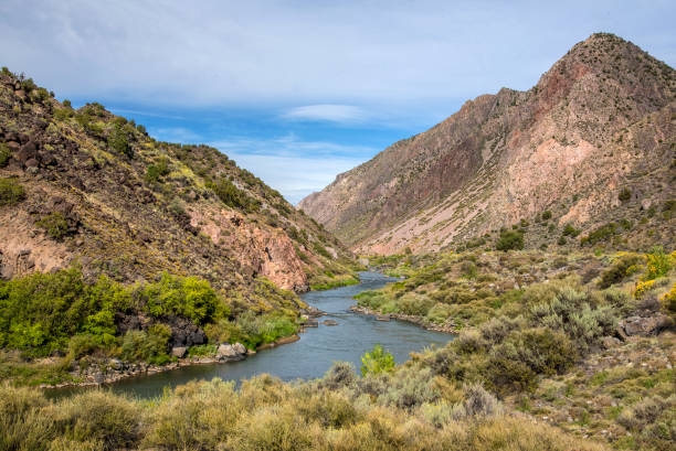 rio grande landschaft - taos stock-fotos und bilder