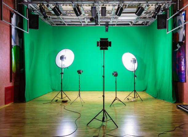 映画のためのスタジオ。緑色の画面。クロマ ・ キー。パビリオンの照明器具。ショー ビジネス - パビリオン 写真 ストックフォトと画像