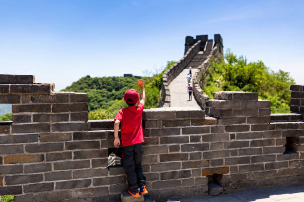 le petit garçon debout sur la grande muraille de chine - tourist travel china great wall of china photos et images de collection