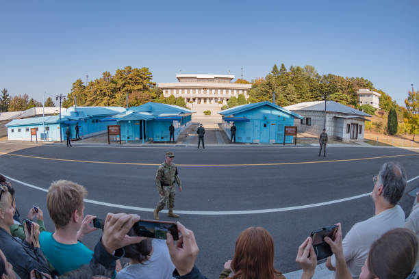 韓国と北朝鮮の間の共同セキュリティ エリア dmz 会議建物でツアー グループ - tourist photographing armed forces military ストックフォトと画像
