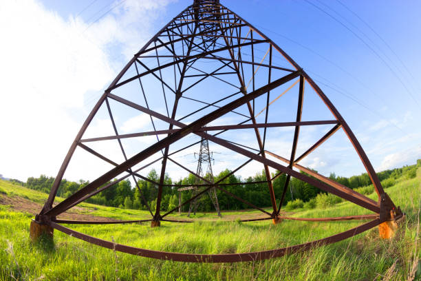 линия электропередачи в контрисайде - power supply single line in a row sending стоковые фото и изображения