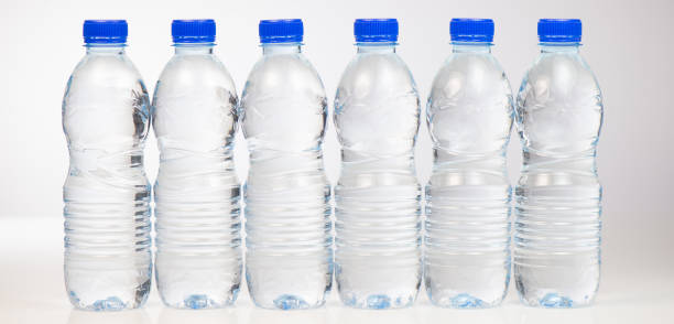 garrafas de plástico de água isolado no fundo branco - water bottle purified water water drink - fotografias e filmes do acervo