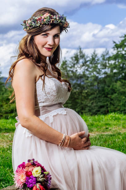schöne schwangere braut - clothing anticipation central europe switzerland stock-fotos und bilder
