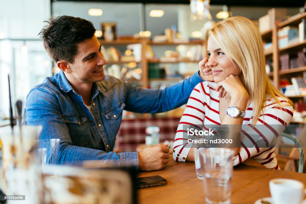 Hermosa Pareja en el amor coquetear en cafe - Foto de stock de Coquetear libre de derechos